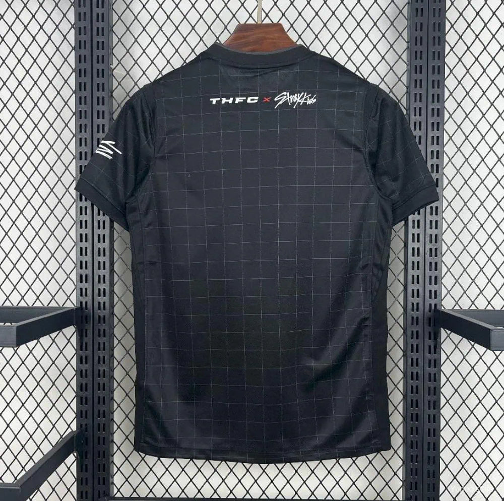 Tottenham x Stray Kids - Segundo Uniforme 2025-26