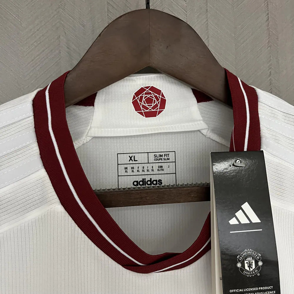 Manchester United Terceiro Uniforme 2023-24
