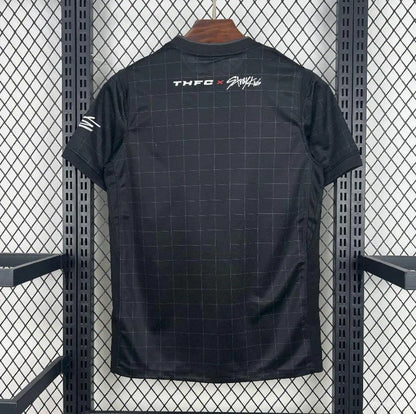 Tottenham x Stray Kids - Segundo Uniforme 2025-26